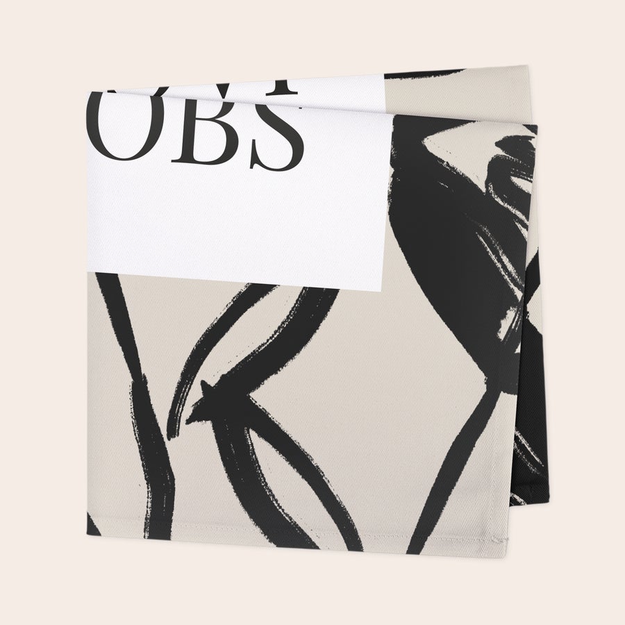 Servetten bedrukken Bedrukte servetten met wit label en zwarte letters U en B, verder zwarte abstracte vormen.