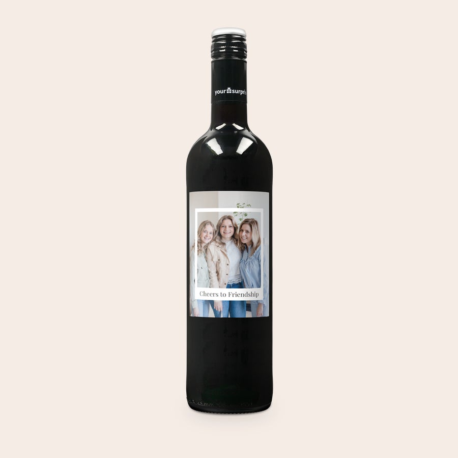 Maison de la Surprise Cabernet Sauvignon Sticlă de vin Luc Pirlet personalizată cu etichetă imprimată cu fotografia a trei femei zâmbitoare și mesajul Cheers to Friendship cadou.