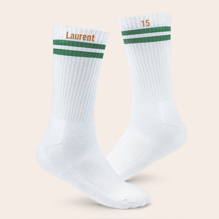 Chaussettes de sport avec nom Chaussettes de sport blanches personnalisées avec bandes vertes et le nom Laurent ou le numéro 15 imprimés