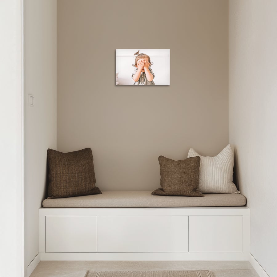 Aluminium fotopanel Chromaluxe aluminium fotoprint med personligt foto af et barn, der dækker ansigtet med hænderne. Tag dine yndlingsminner med Chromaluxe aluminium fotoprints.