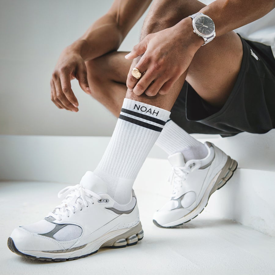 Șosete sportive cu nume Șosete sport personalizate albe cu dungi negre și numele Noah imprimat