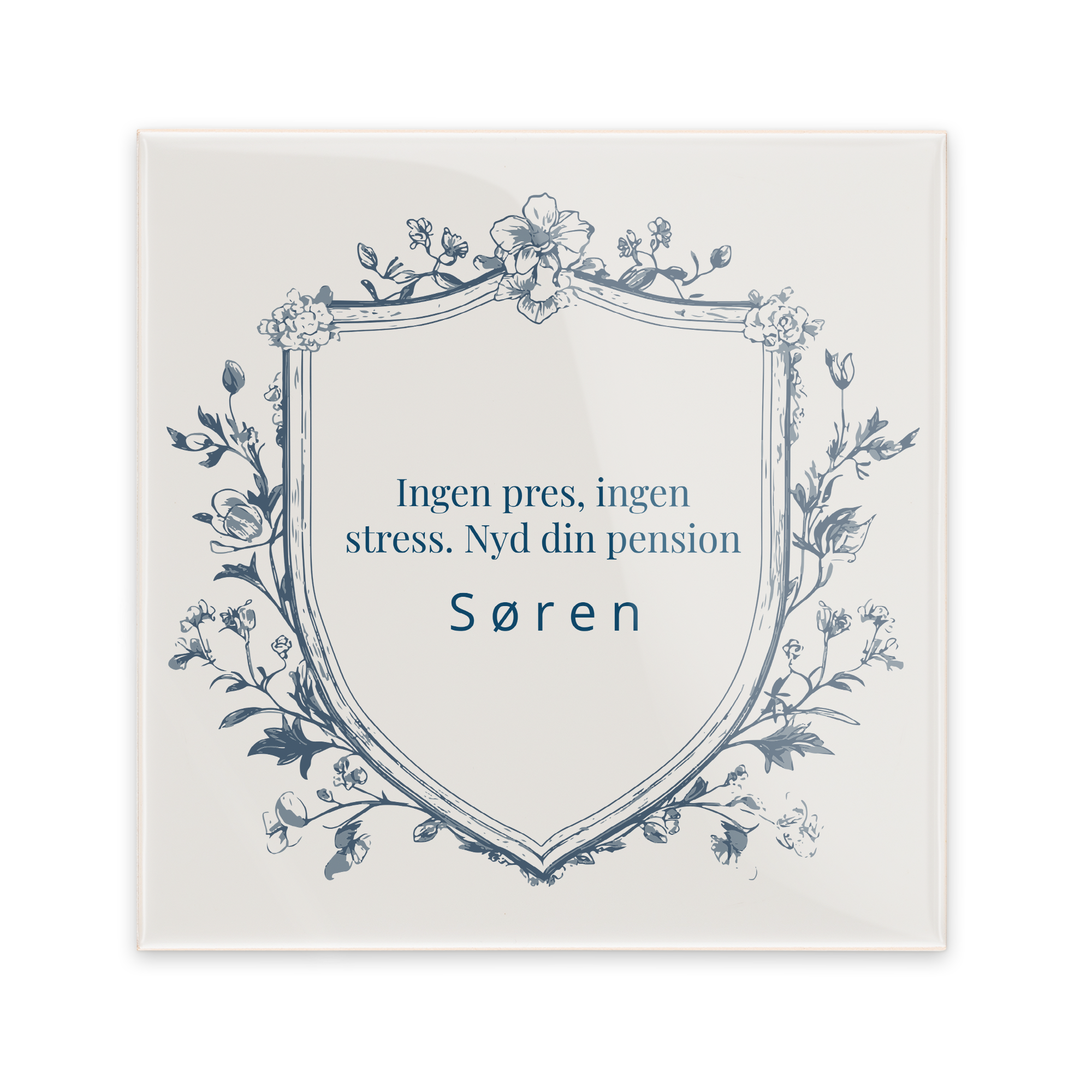 Personlig keramisk flise med blomsterramme, trykt med teksten Ingen pres, ingen stress. Nyd din pension og navnet Søren.