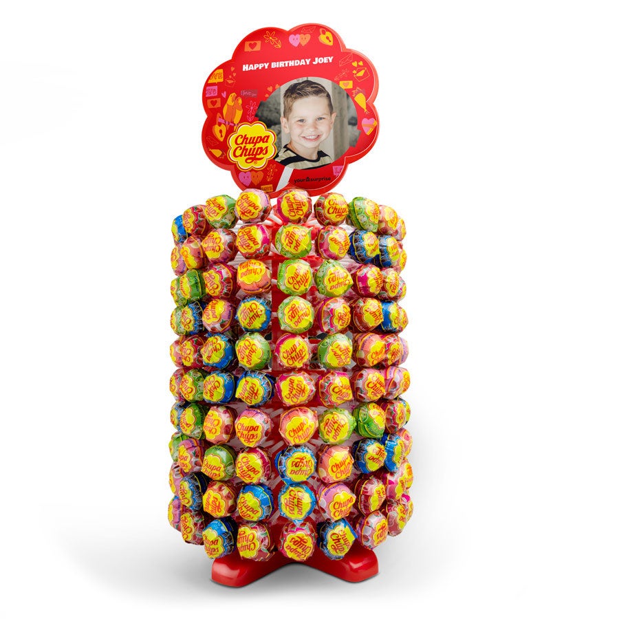 Személyre szabott Chupa Chups nyalóka stand, fiú fotóval és "HAPPY BIRTHDAY JOEY" felirattal