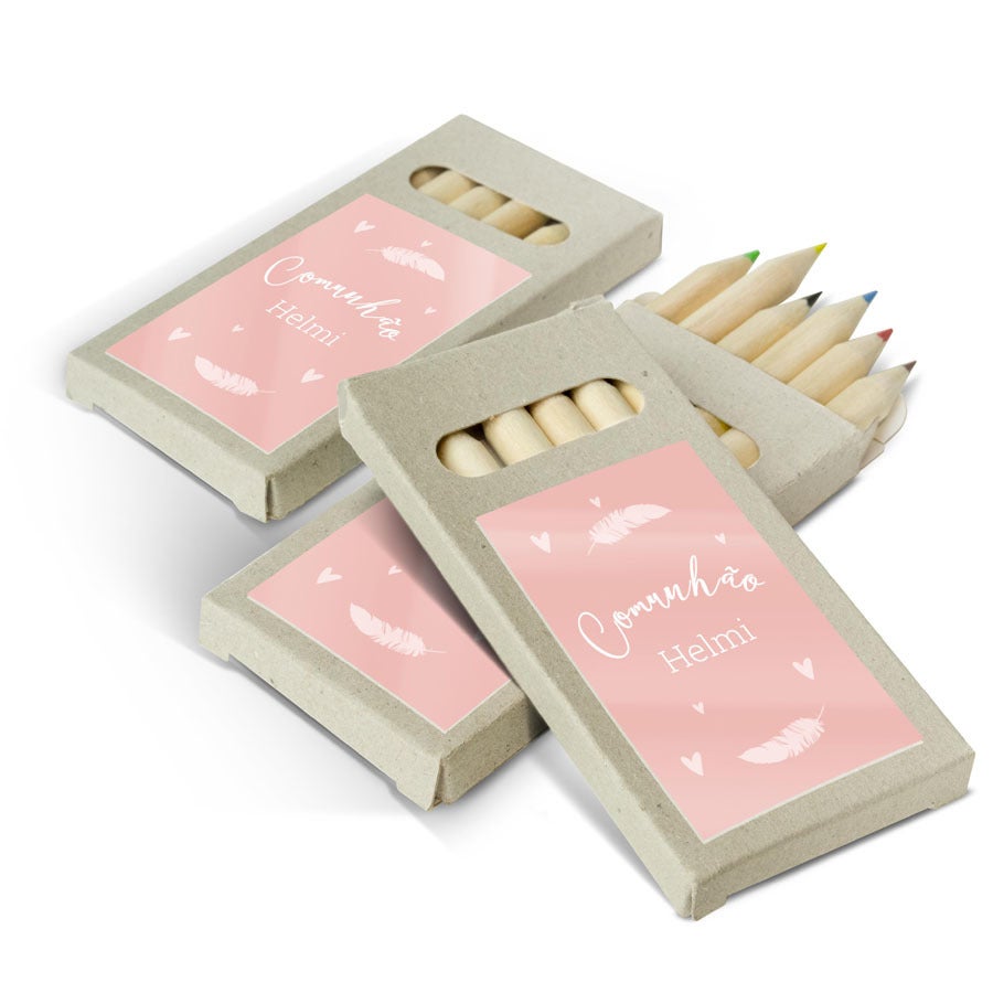 Caixas com lápis de cor personalizados, com "Comunhão Helmi" impresso para os convidados.