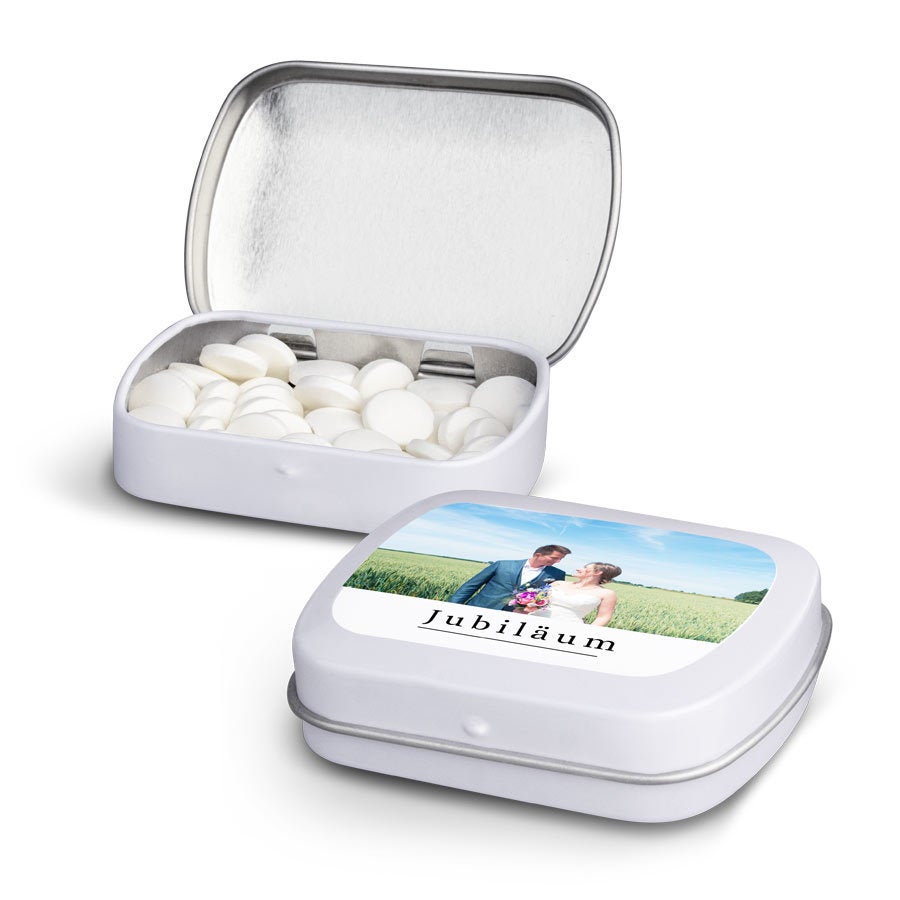 Zwei weiße Pfefferminzbonbons in der Dose eine mit offenem Deckel voll Bonbons die andere mit einem Foto vom Hochzeitspaar und dem Wort Jubiläum bedruckt