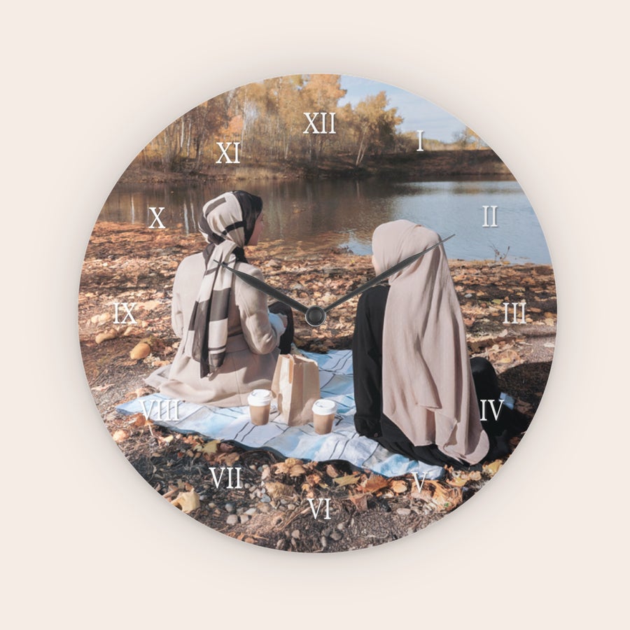 Ceas de perete personalizat Ceas personalizat cu o fotografie imprimată ce înfățișează două femei la un picnic, cu cifre romane albe.