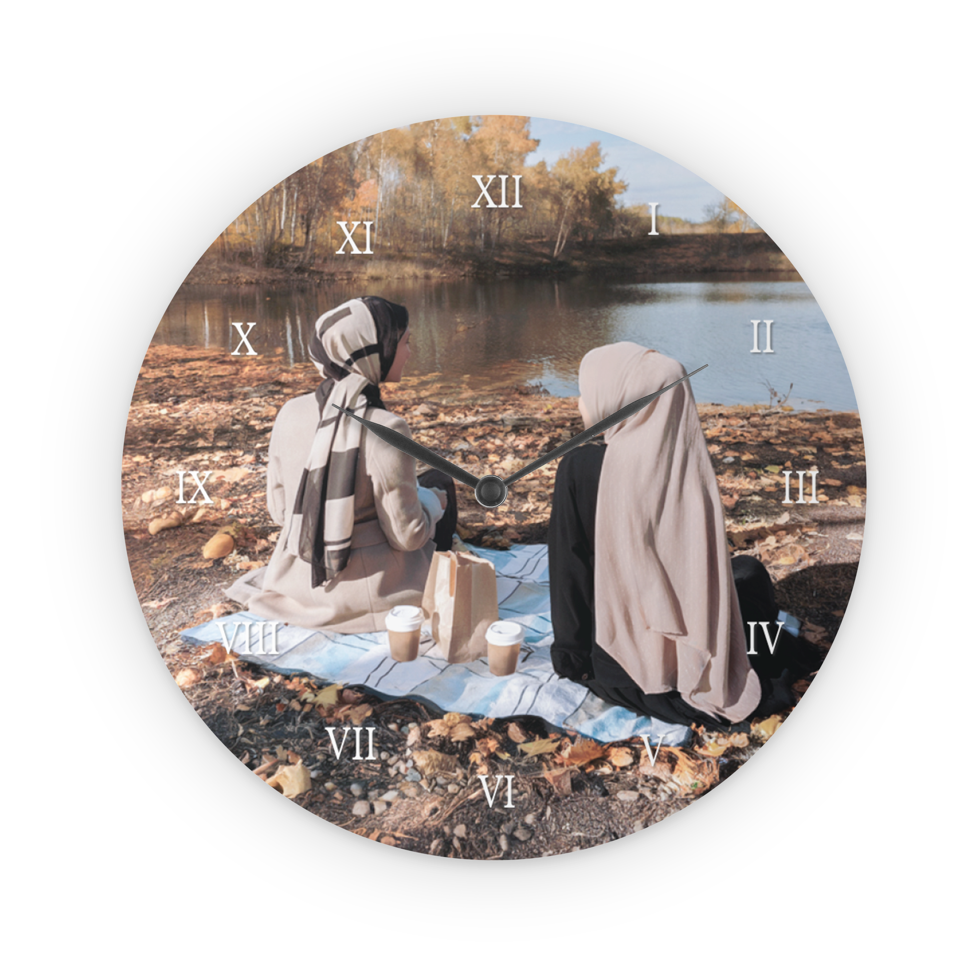 Uhr mit Foto einer herbstlichen Seelandschaft und zwei Personen, römische Ziffern, personalisierbar