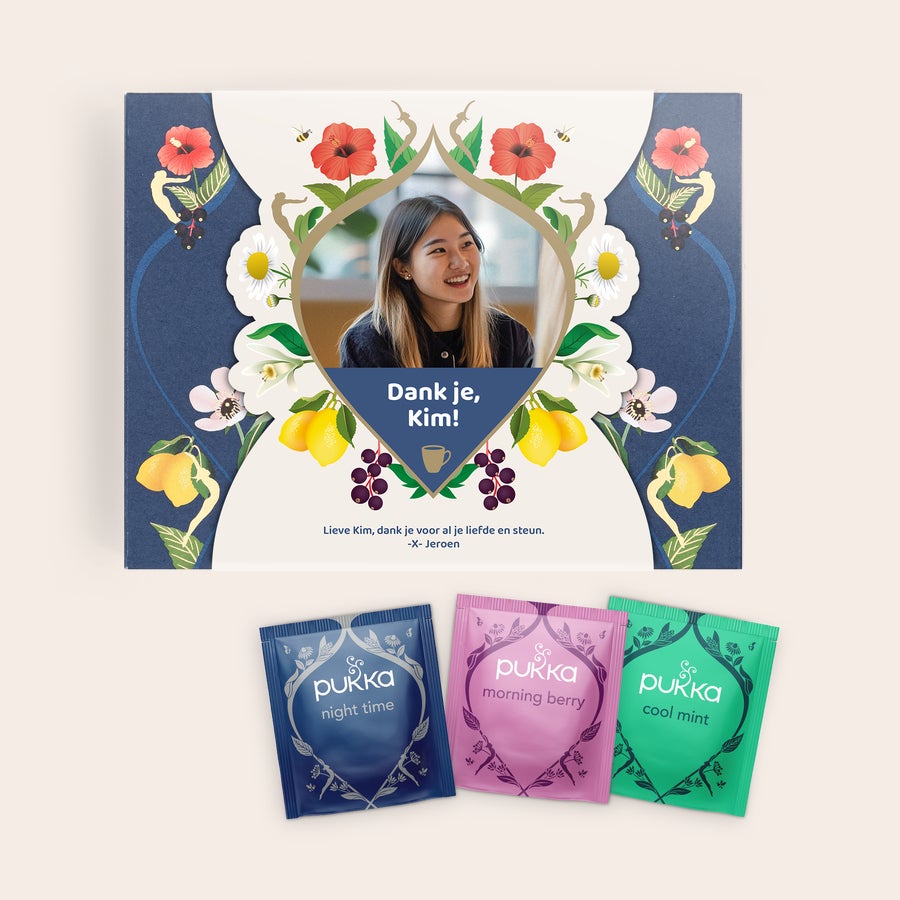 Pukka thee personaliseren Gepersonaliseerde Pukka theedoos met foto van een lachende vrouw en tekst "Dank je, Kim!", gedrukt met een lieve boodschap, voor thee met een glimlach.
