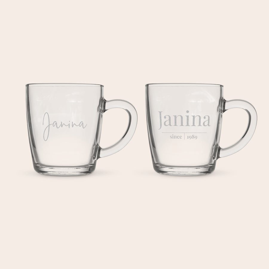 Teeglas mit Gravur Zwei Teegläser mit Namen, eines graviert mit Janina in Schreibschrift, das andere mit Janina since 1989.