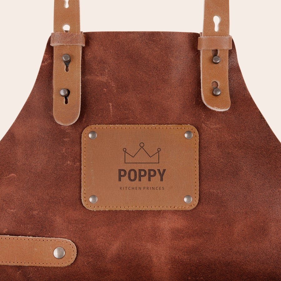 Delantal para niña de piel con nombre Delantal de cocina de cuero marrón personalizado con nombre "POPPY" y una corona, grabado en un parche.