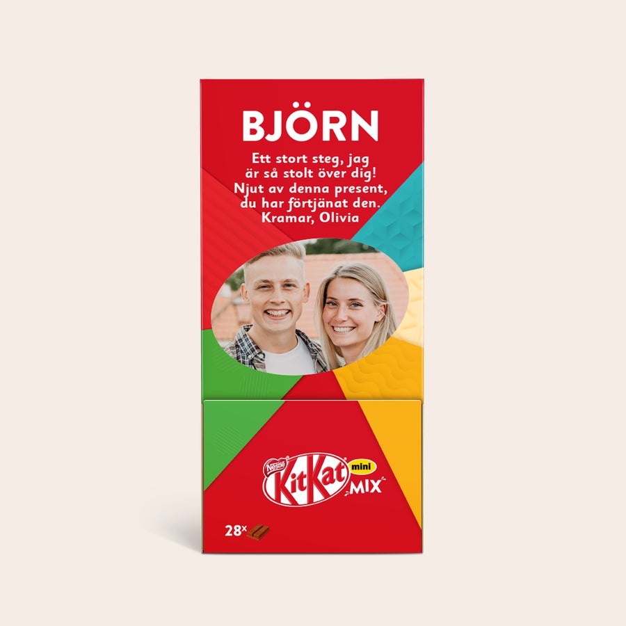 Personlig KitKat Mini Mix-presentask En personlig KitKat-chokladlåda med ett tryckt foto på ett par, namnet "Björn" och texten "Ett stort steg, jag är så stolt över dig! Njut av denna present, du har förtjänat den. Kramar, Olivia".