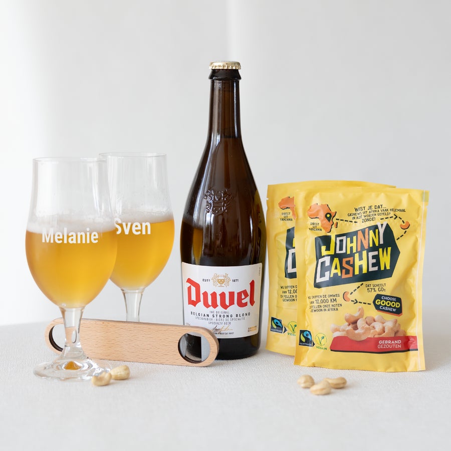 Geschenkset mit Bier, Biergläser mit Gravur, Nüsse & Flaschenöffner Geschenkset mit Bier, Biergläser mit Gravur, Nüsse & Flaschenöffner