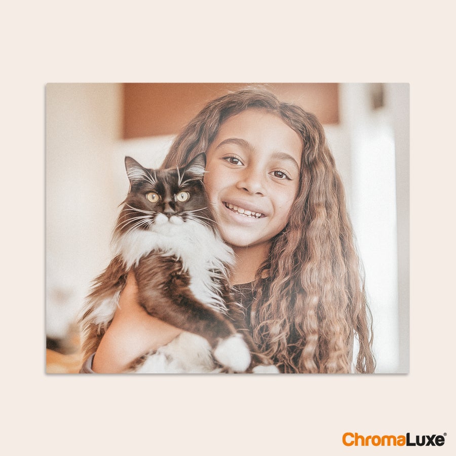 Fototafel - ChromaLuxe - Weiß Fototafel mit eigenem Foto eines lächelnden Mädchens mit Katze, gedruckt auf Aluminium.