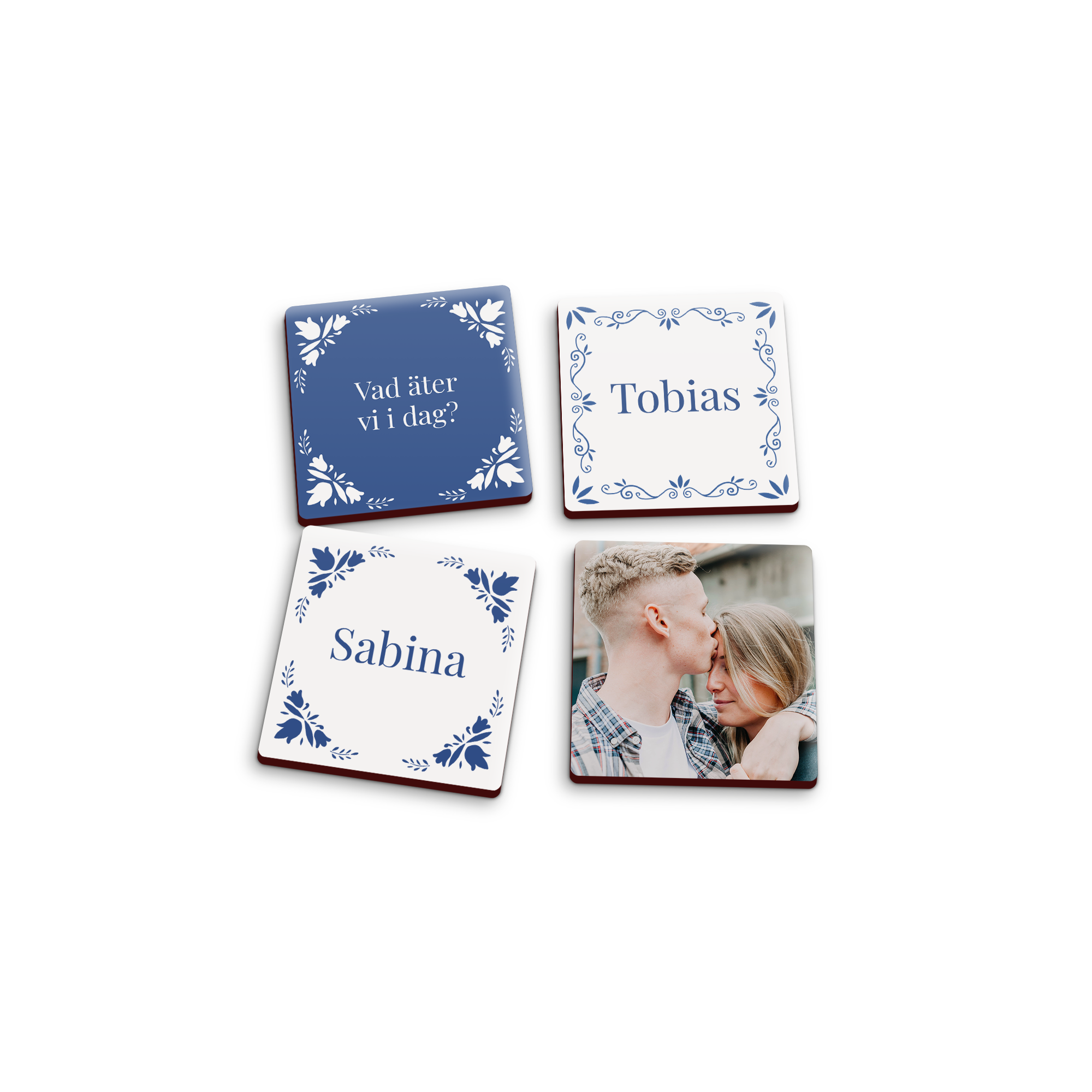 Fyrkantiga personliga magneter med texten "Vad äter vi idag?" och namn samt ett foto. Överraska dina nära och kära med ett set personliga magneter!