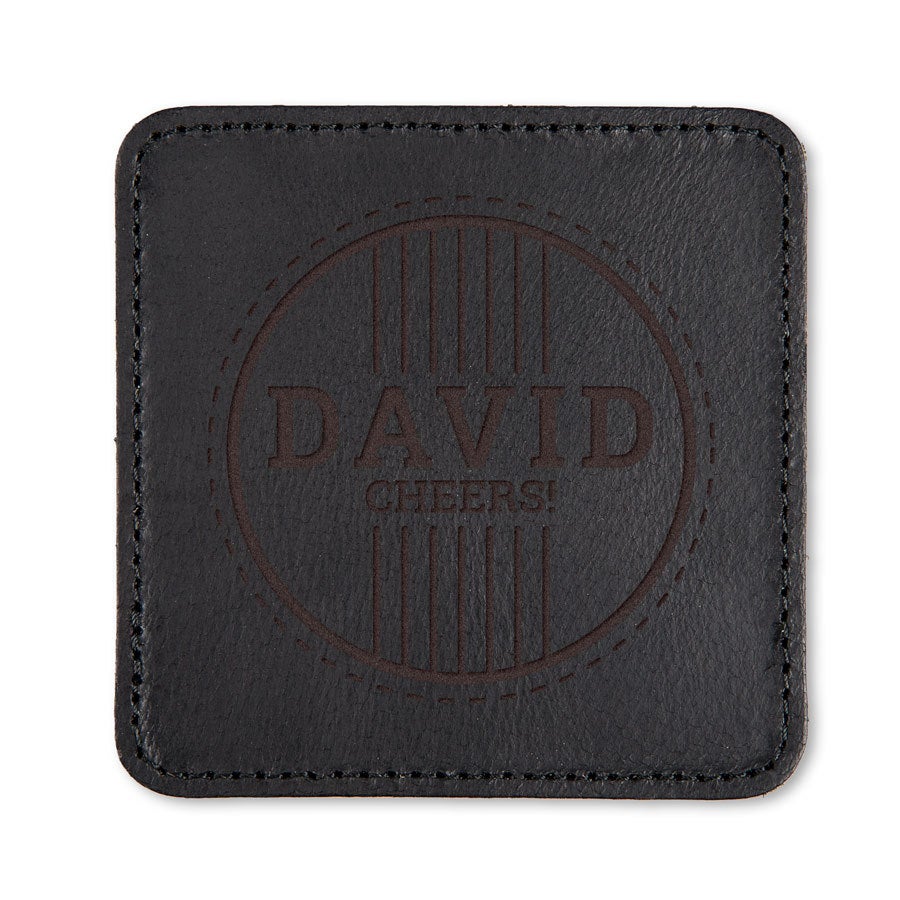 Personlig læder coasters Sort læderunderlag, graveret med navnet DAVID og teksten CHEERS, et personligt design.