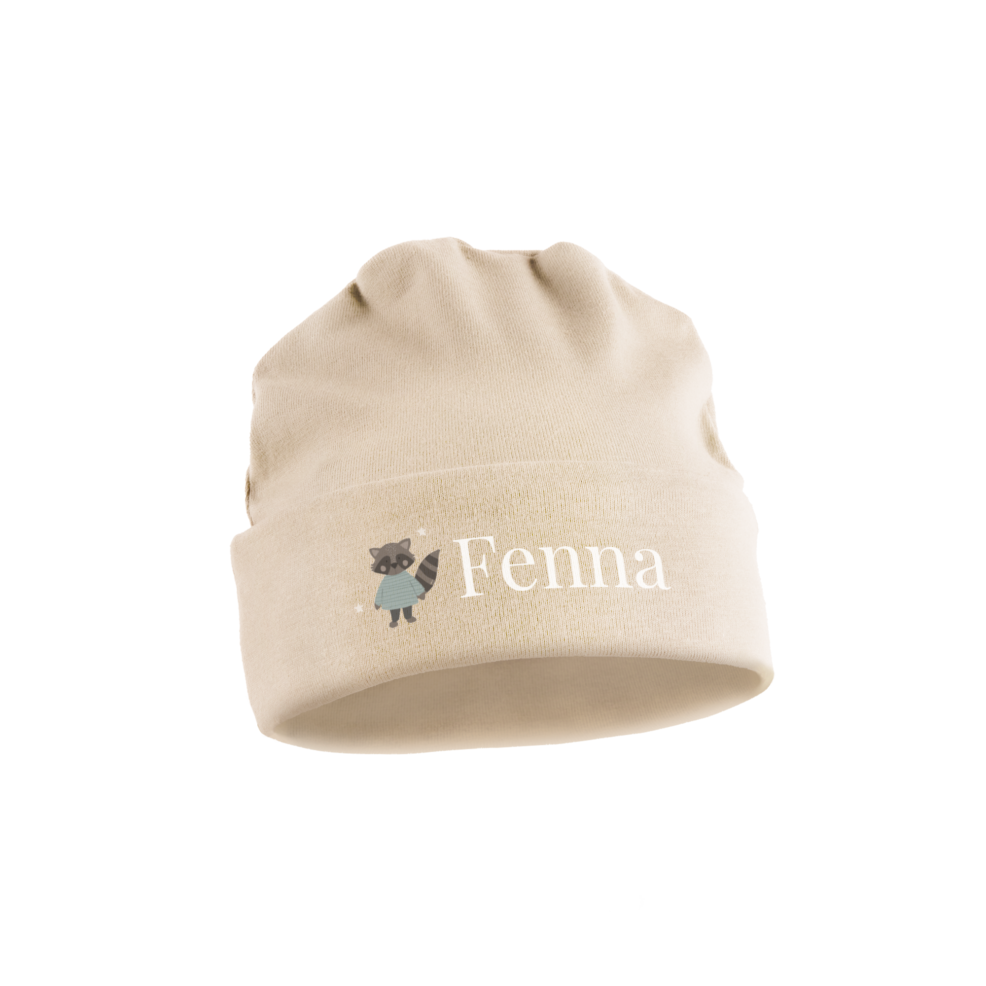 Babymutsje met cartoon wasbeer en naam Fenna, bedrukt op het gepersonaliseerde mutsje.