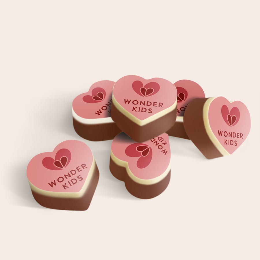 Chocolade hartjes met foto Hartvormige melkchocolade bonbons met persoonlijke bedrukking voor een heerlijke verrassing, bedrukt met een foto logo en de tekst Wonder Kids.