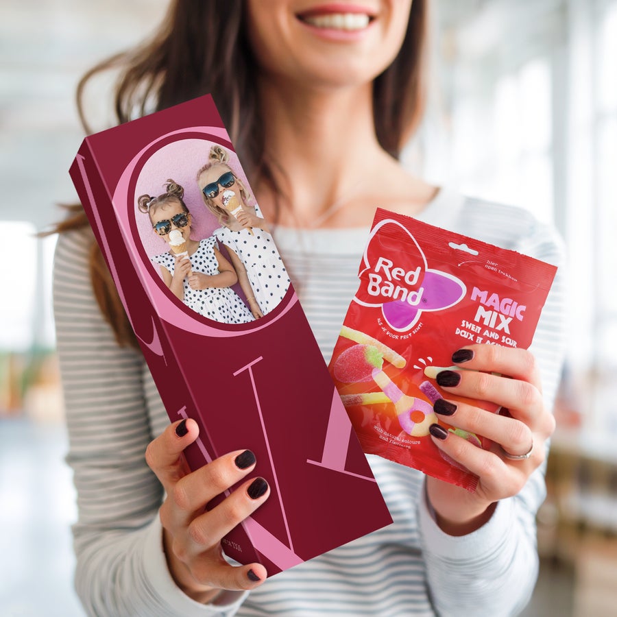 Confezione Regalo Personalizzata - Caramelle Red Band Confezione regalo personalizzata di caramelle Red Band con foto stampata di due bambine che mangiano gelato