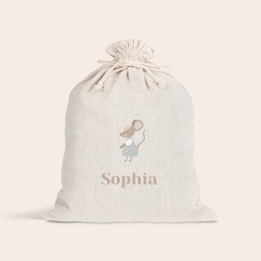 Geschenkbeutel Personalisierter Geschenkbeutel aus Baumwolle und Leinen, bedruckt mit einer Maus-Illustration und dem Namen Sophia.