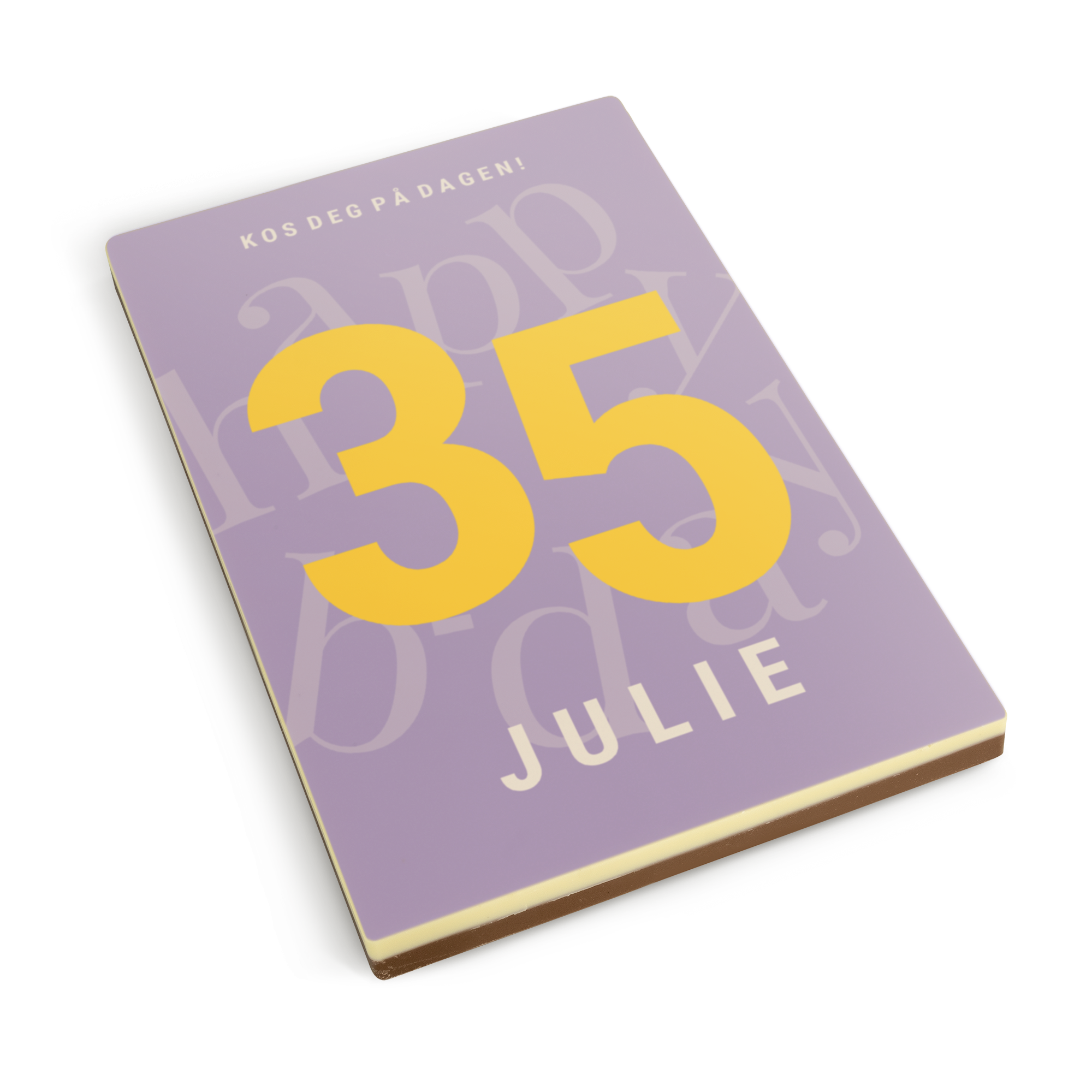 Personlig sjokoladebrev med lilla bakgrunn, tallet 35 i gult, navnet Julie og "Kos deg på dagen!" trykt på.