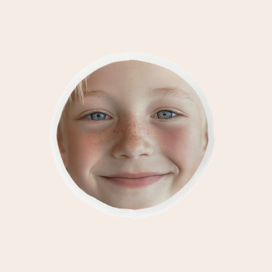 ItsieMe - Nyuszi Egy szőke kisfiú mosolygós arcának fényképe, ami egy plüss ItsieMe nyuszi levehető fején látható, személyre szabható fotóval.