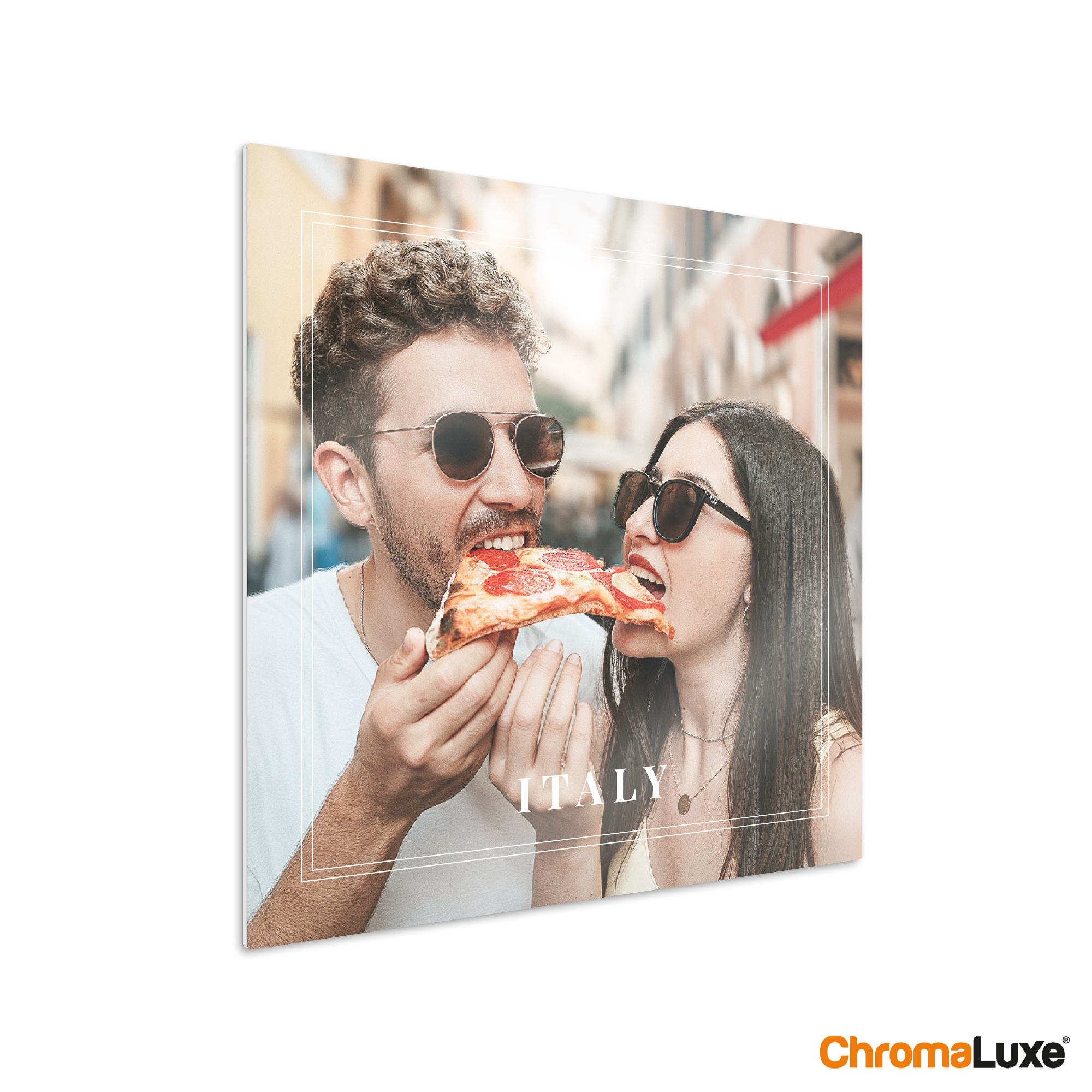 Chromaluxe aluminium fotoprint med et par der spiser pizza og teksten Italy, til at tag dine yndlingsminner med