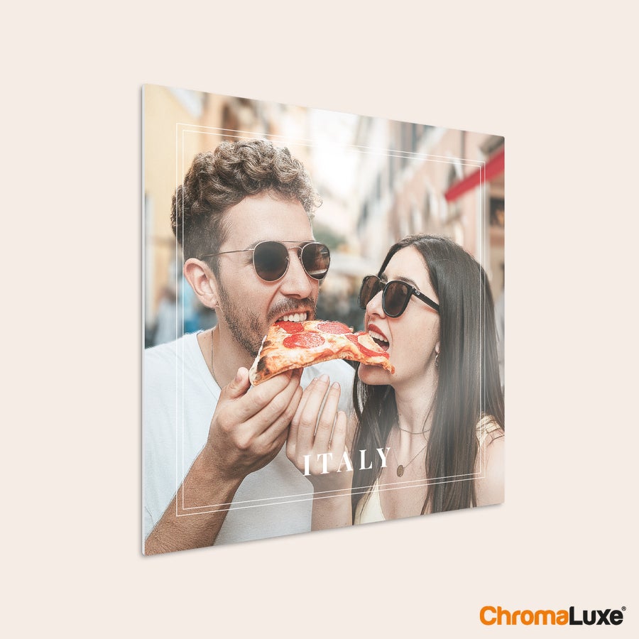 Aluminium fotopanel Chromaluxe aluminiumsfotoprint med et personlig bilde av et par som spiser pizza og teksten ITALY.