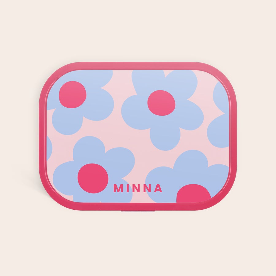 Mepal madkasse - personlig Personlig Mepal-madkasse med lyserøde og lyseblå blomster, trykt med navnet MINNA. Deres navn gør frokostpausen til noget særligt.