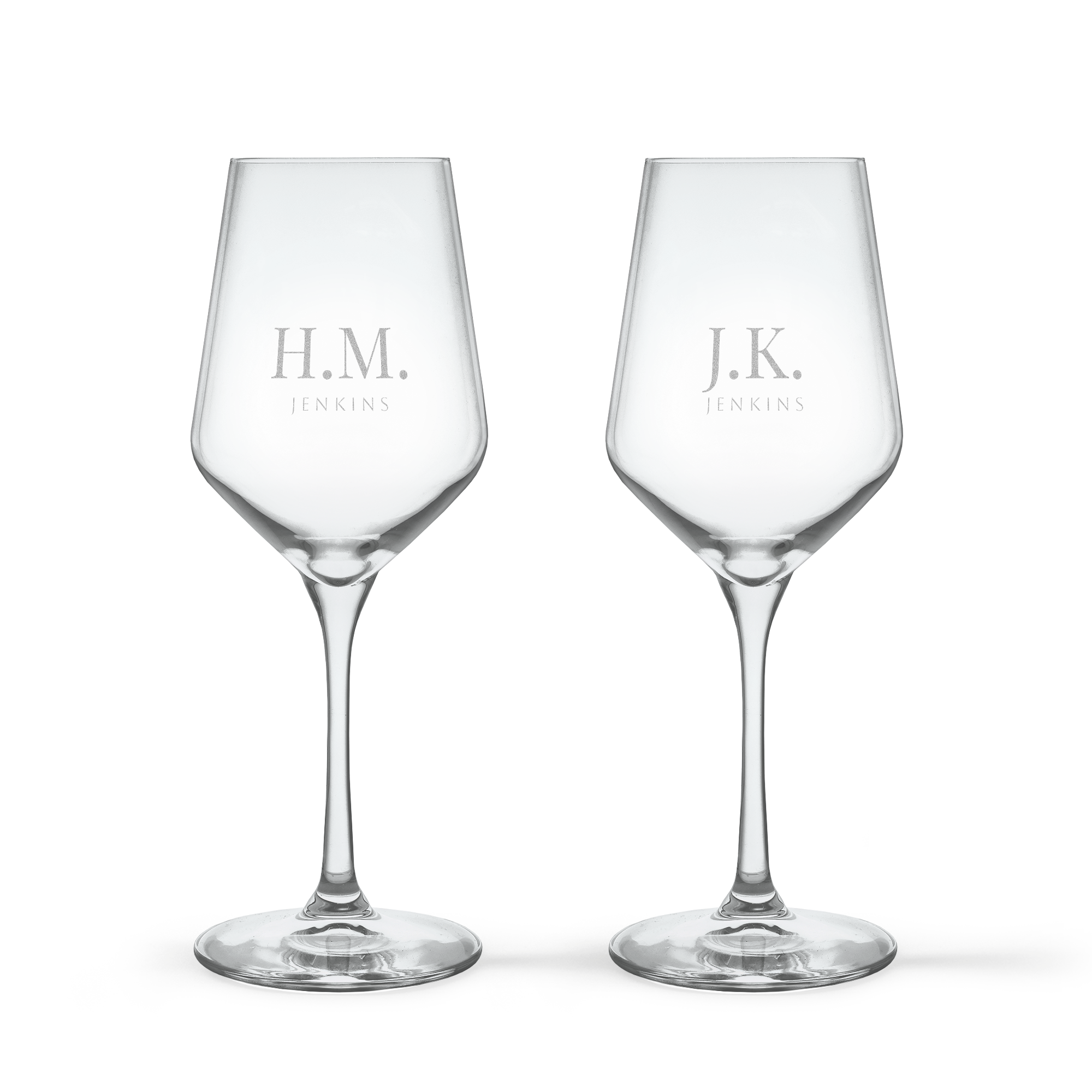 Duas taças de vinho branco de cristal gravadas a laser com iniciais e apelido em branco