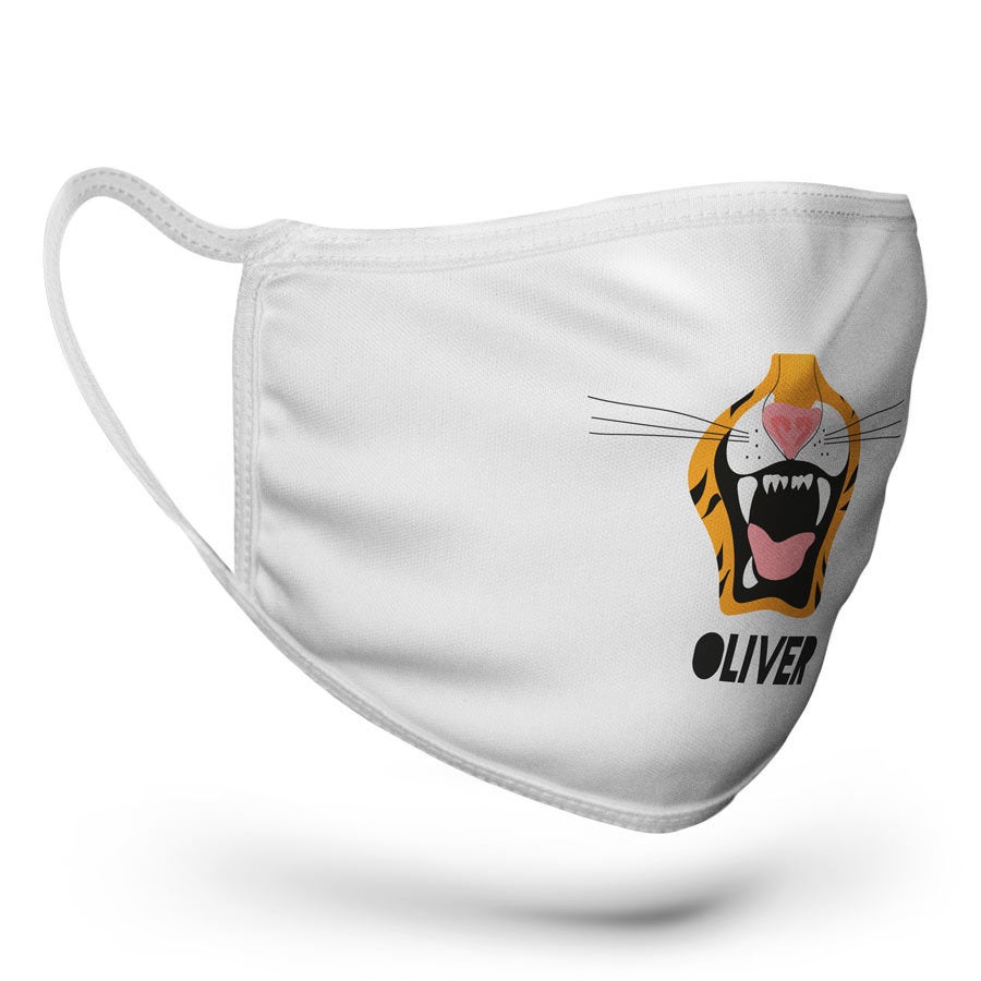 Masca din material alb, imprimată cu un cap de tigru cu inimi și numele Oliver, personalizată