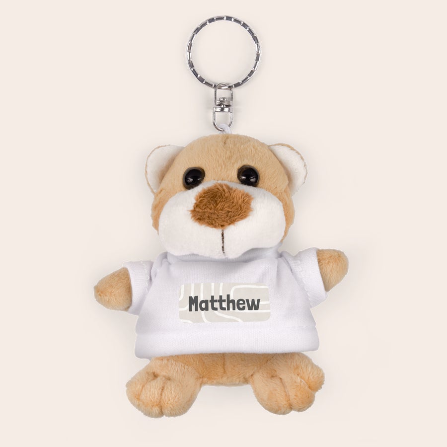 Nallekarhu avaimenperä Personoitu nallekarhu avaimenperä, valkoisessa paidassa musta "Matthew"-teksti painettuna.