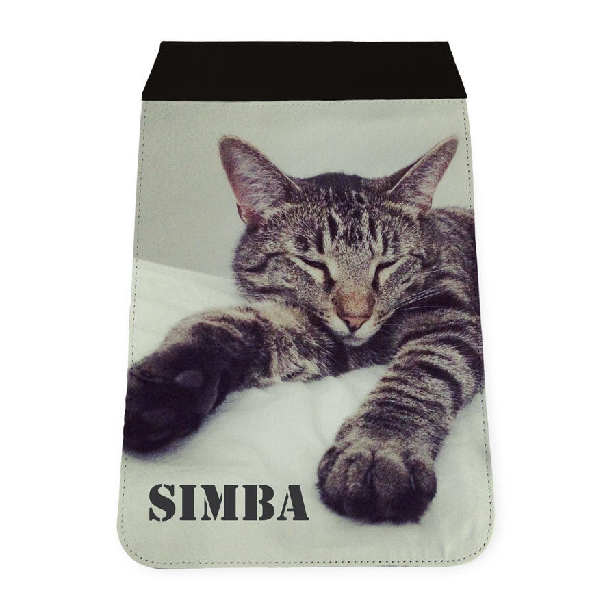 Henkilökohtainen laukun kansi Simba-nimellä ja nukkuvan kissan kuvalla, painettu valokuvalla ja nimellä.