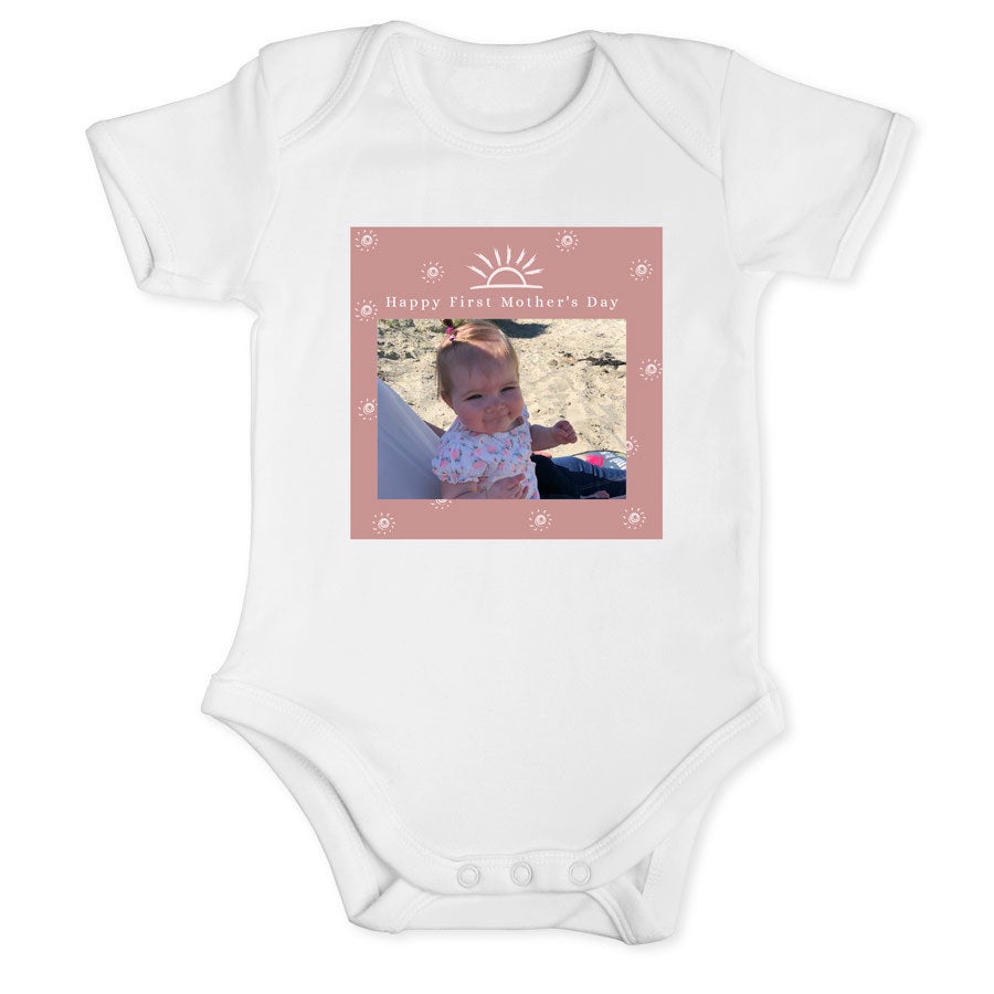 Hvit baby onesie med personlig trykt bilde og "Happy First Mother's Day" for å feire Moms første morsdag.