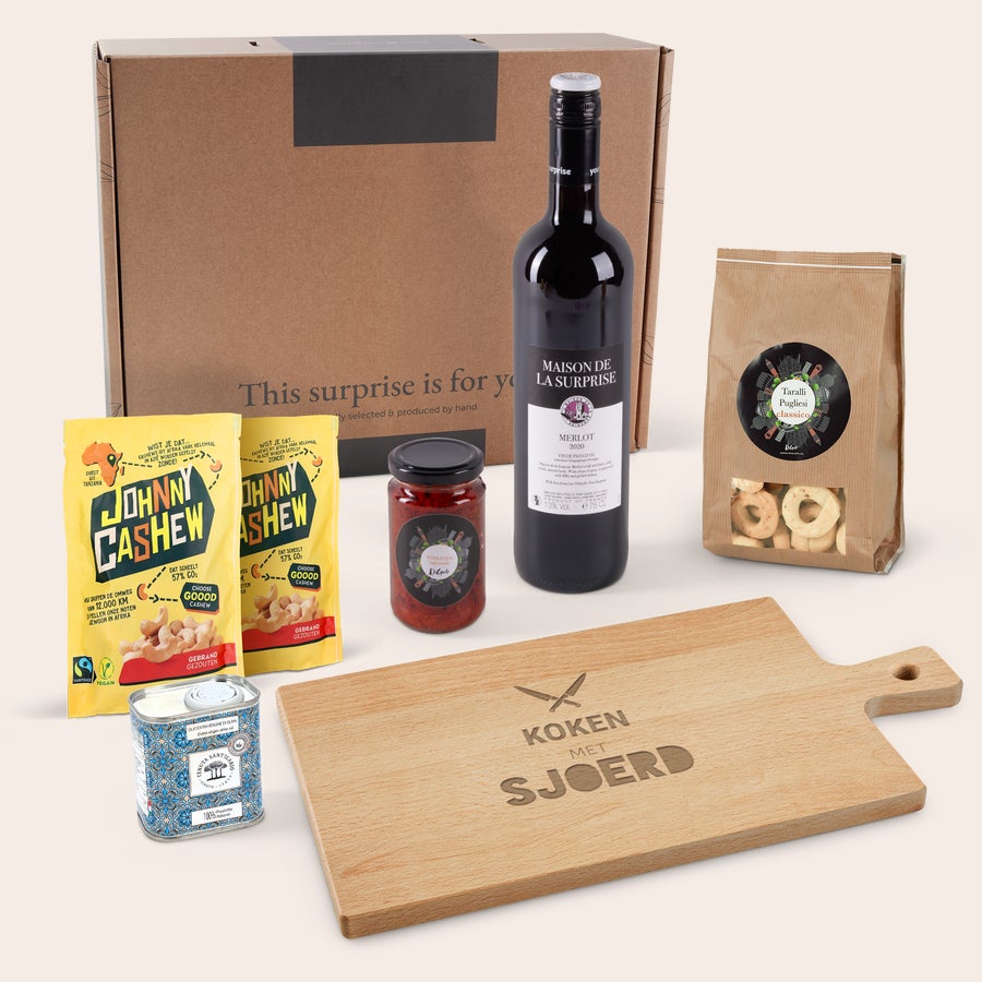 Borrelpakket met gegraveerde houten serveerplank Borrelpakket met gegraveerde houten serveerplank