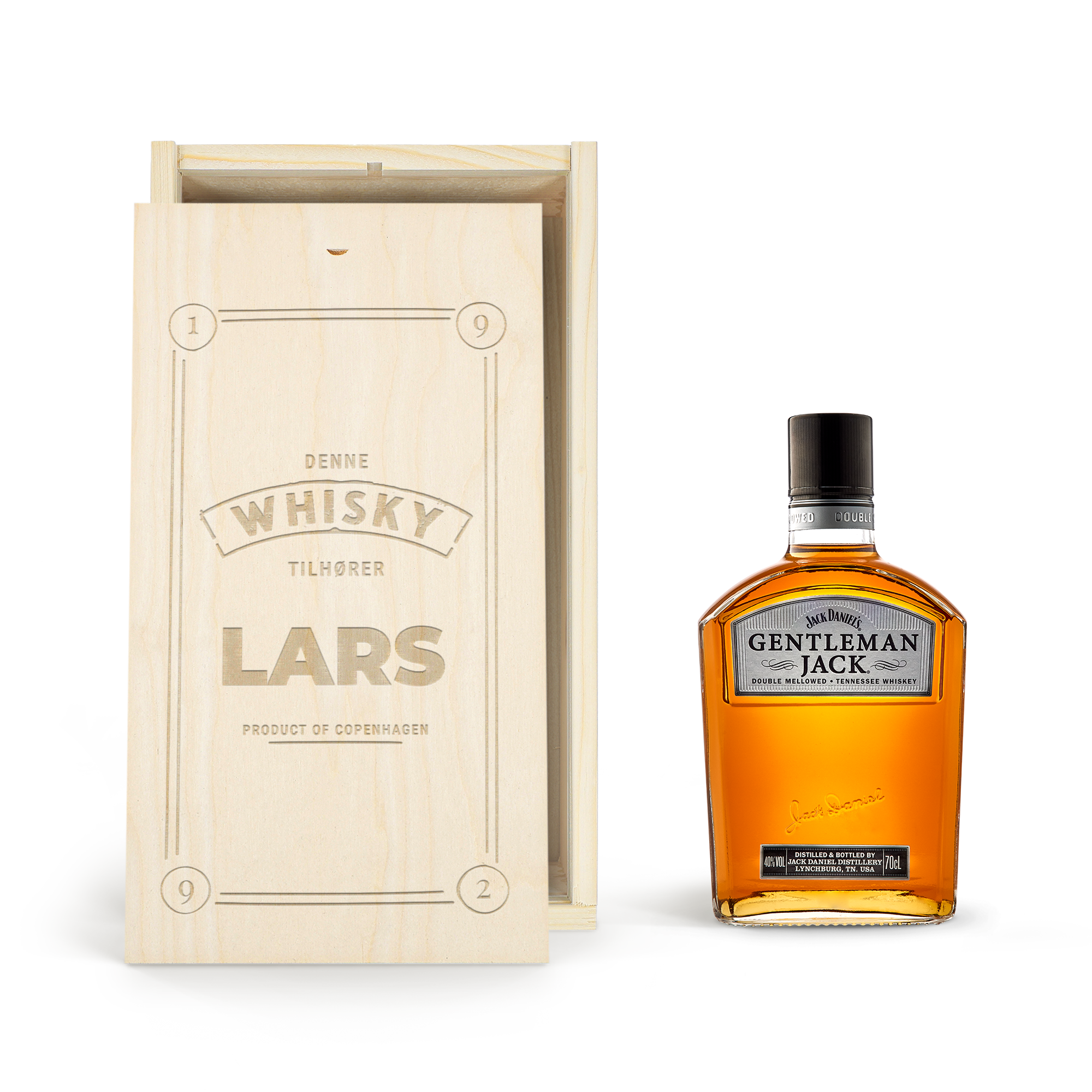 En flaske Gentleman Jack Daniels whisky i en indgraveret trææske med navn "Lars" og "Whisky tilhører".