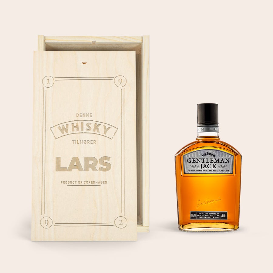 Whiskey i personlig trækasse - Jack Daniels Gentleman Jack Bourbon En flaske Gentleman Jack Daniels whisky i en indgraveret trææske med navn "Lars" og "Whisky tilhører".