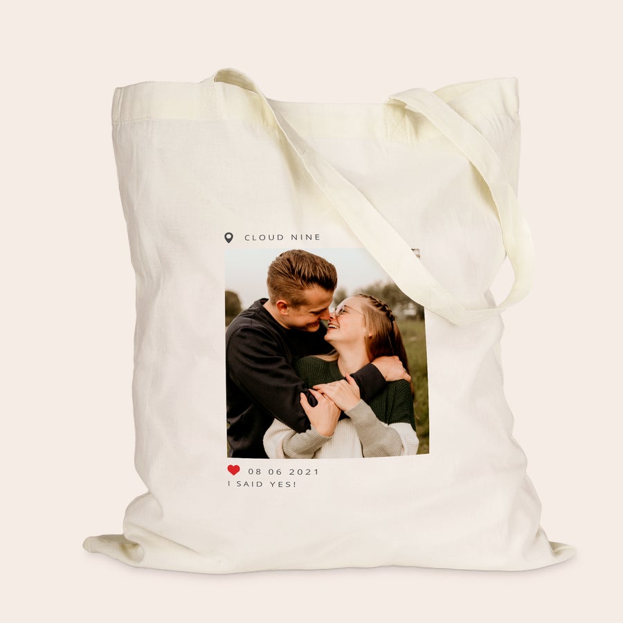 Tote bag bedrukken Witte stoffen tas bedrukt met een foto van een gelukkig stel, de tekst "Cloud Nine" en "I said yes!" met de datum "08 06 2021", een trendy linnen tas.