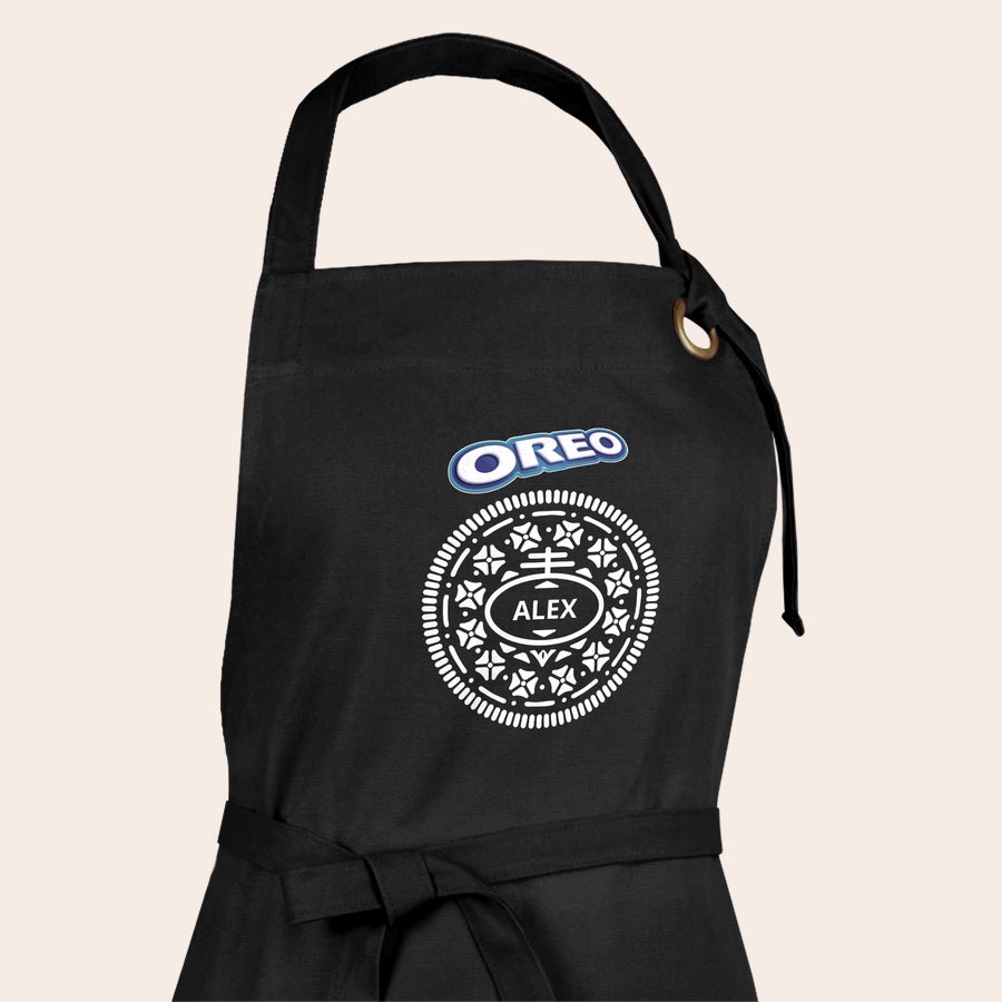 Cutie cadou pentru copt Oreo cu nume și/sau text Șorț negru personalizat cu logo Oreo și numele Alex pe o prăjitură Oreo, perfect pentru o cutie cadou.