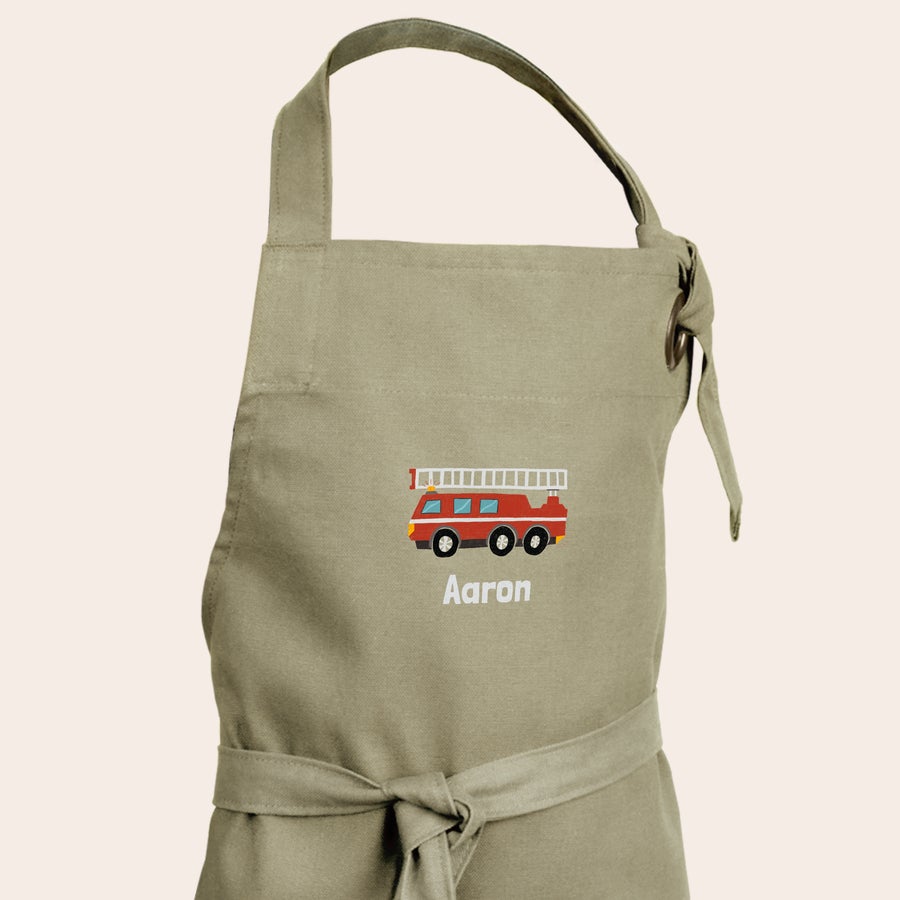 Delantal infantil personalizado Delantal de cocina para niños color beige con nombre "Aaron" y estampado de camión de bomberos, un delantal personalizado.