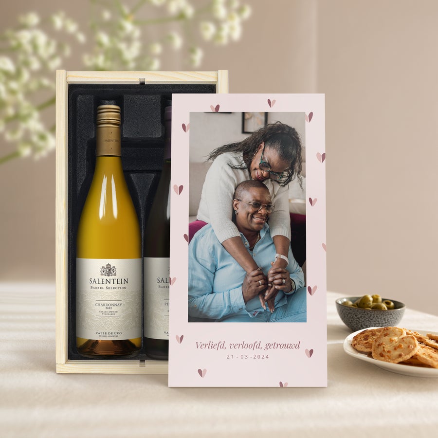 Wijn Salentein Pinot Noir & Chardonnay personaliseren Salentein wijnpakket in bedrukte wijnkist met foto van een stel en tekst Verliefd, verloofd, getrouwd 21-03-2024