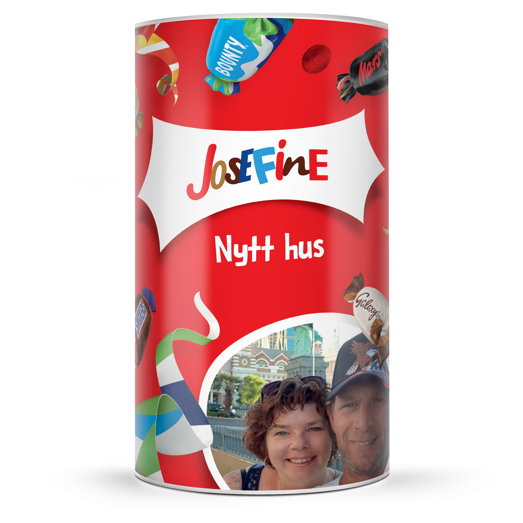 Ett rött Celebrations-rör med texten Josefine och Nytt hus, tryckt med ett personligt foto av ett par.