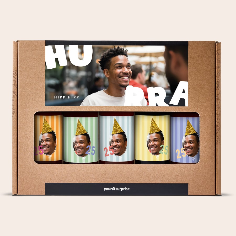 Din personliga ölkollektion Personligt ölset med bild och ålder 25 tryckt på etiketter i en presentask.