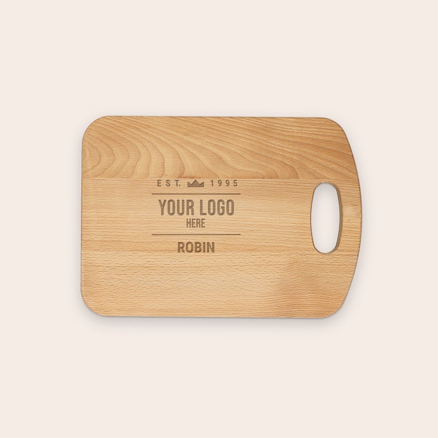 Tagliere in Legno Personalizzato Tagliere in legno di faggio chiaro con manico intagliato a forma di cuore, personalizzato con il testo "YOUR LOGO HERE ROBIN" inciso come regalo unico