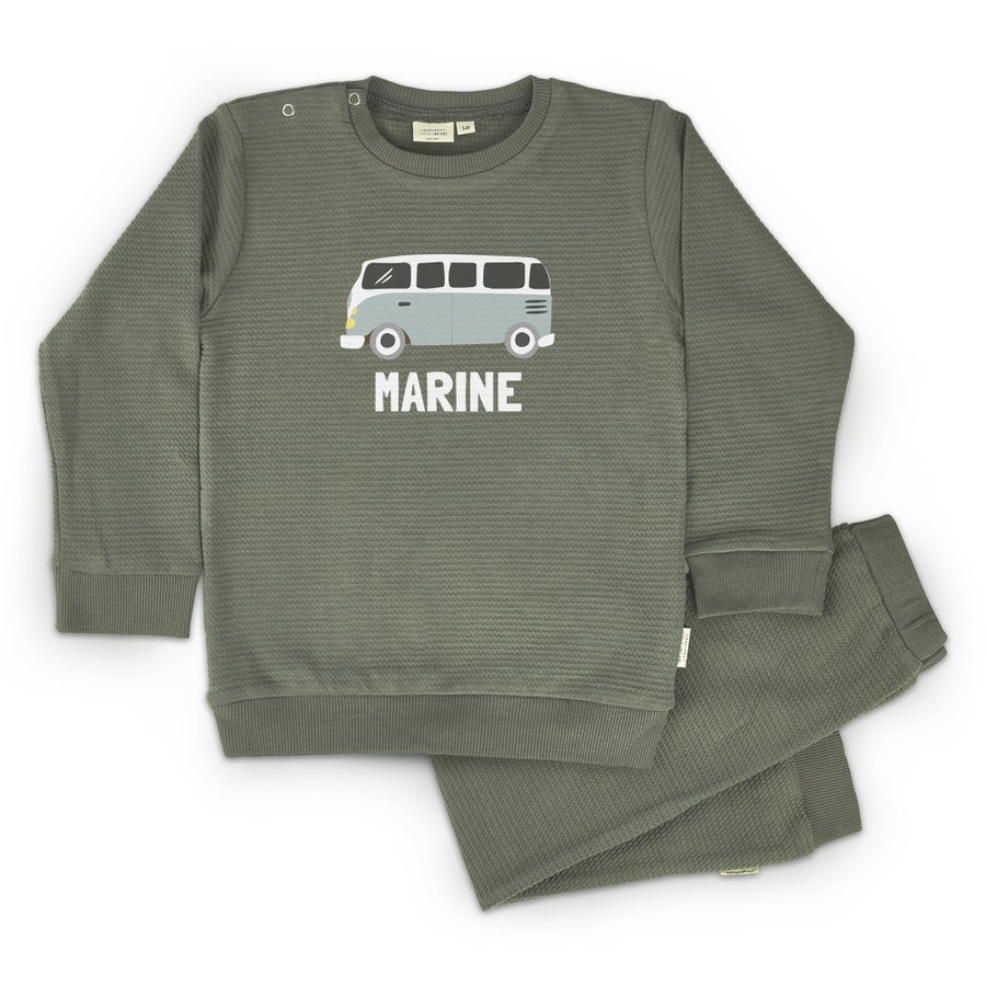Pyjama enfant Little Indians vert, imprimé dune camionnette et prénom MARINE. Votre enfant dormira mieux.