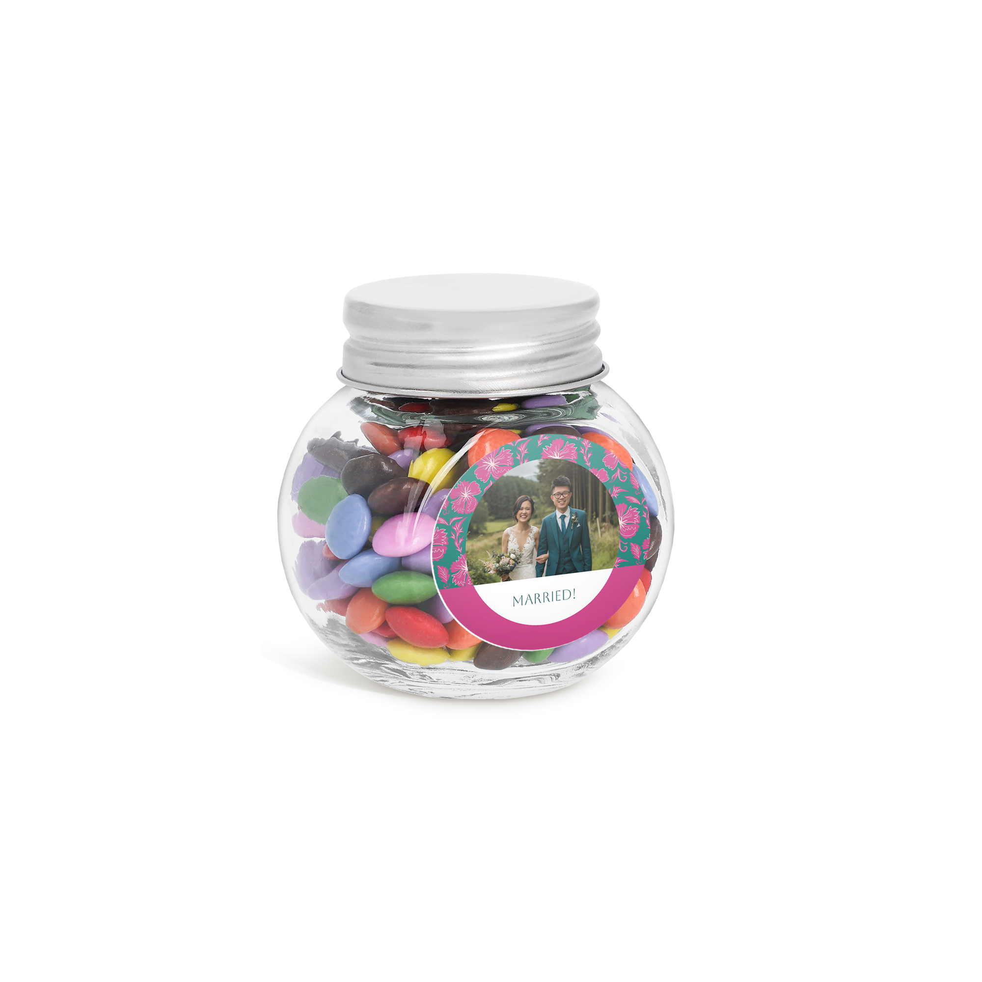 Mini caixa de doces de vidro com chocolates coloridos e adesivo personalizado com foto de casal, "MARRIED!" e estampa floral para convidados