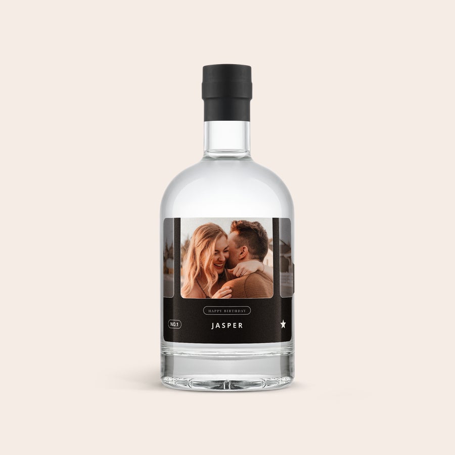 Vodka YourSurprise Una deliziosa bottiglia di vodka con etichetta personalizzata con una foto e il testo Happy Birthday Jasper