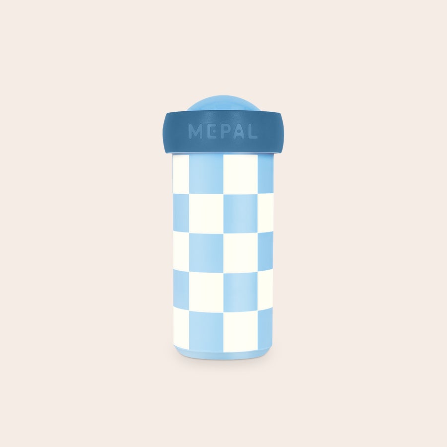 Copo escolar personalizado - Mepal Caneca escolar personalizada Mepal Campus com padrão xadrez azul claro e branco impressa com design.