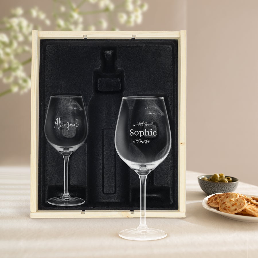 Estuche de madera personalizado Caja de vino de lujo con set de copas de vino grabadas con los nombres Abigail y Sophie.