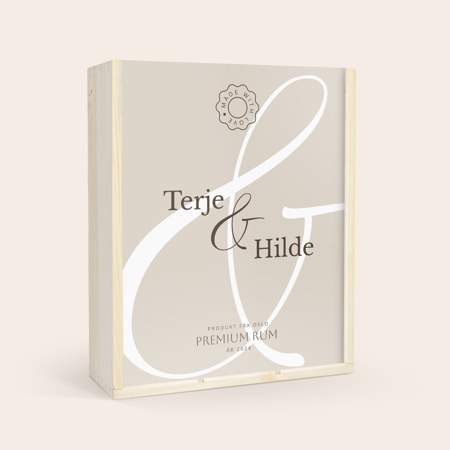 Personlig treboks for vin Ha en fantastisk vinkasse i lyst tre, trykt med navnet "Terje & Hilde", samt "PREMIUM RUM" og "ÅR 2024".