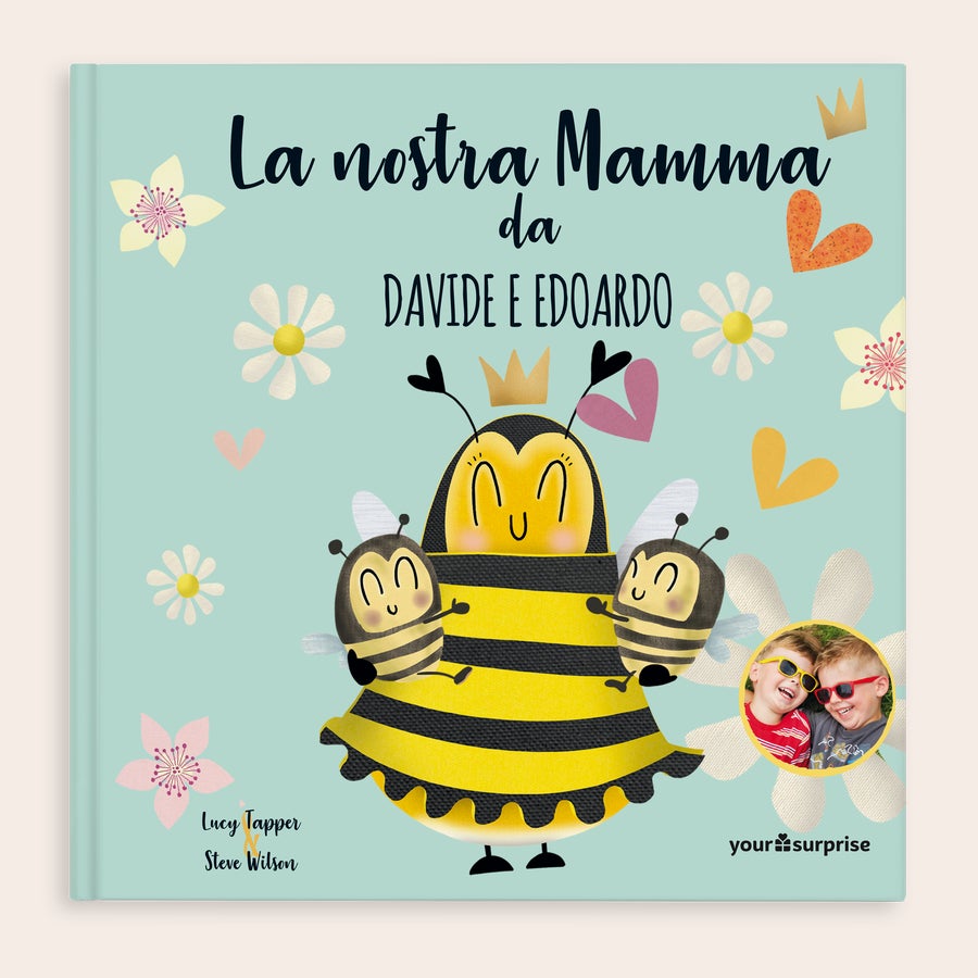 La Mia Mamma - Libro Personalizzato Libro personalizzato per bambini con copertina azzurra, mamma ape e api, testo La nostra Mamma da Davide e Edoardo e foto stampata di due bambini. Crea una storia bellissima con te e la tua mamma come protagonisti!